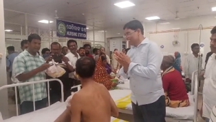 ପ୍ରବାଦ ପୁରୁଷ ବିଜୁ ପଟ୍ଟନାୟକଙ୍କ ଶ୍ରାଦ୍ଧ ବାର୍ଷିକ ପାଳନ – ଜିଲ୍ଲା ମୁଖ୍ୟ ଚିକିତ୍ସାଳୟରେ ରୋଗୀଙ୍କୁ ଫଳ ବଣ୍ଟନ