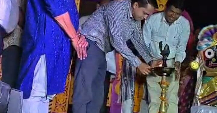  ୮ମ ଦିବସ ବାଣିଜ୍ୟ ମେଳାରେ ଲୋକଙ୍କ ଭିଡ, ରଙ୍ଗା ରଙ୍ଗ ସାଂସ୍କୃତିକ କାର୍ଯକ୍ରମରେ ଝୁମିଲେ ଦର୍ଶକ