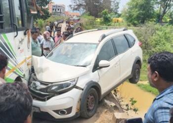 ବସ-କାର ମୁହାଁମୁହିଁ ଧକ୍କା : ଅଳ୍ପକେ ବର୍ତ୍ତିଲେ ଚାଳକ ଓ ଯାତ୍ରୀ