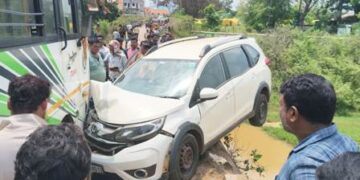 ବସ-କାର ମୁହାଁମୁହିଁ ଧକ୍କା : ଅଳ୍ପକେ ବର୍ତ୍ତିଲେ ଚାଳକ ଓ ଯାତ୍ରୀ