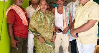 ସୌମ୍ୟ ରଞ୍ଜନଙ୍କ ପରିବାରକୁ ଭେଟି ସମବେଦନା ଓ ସହାୟତାର ହାତ ବଢାଇଲେ ସମାଜସେବୀ