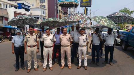 ପ୍ରଚଣ୍ଡ ଗରମ ସମୟରେ କଟକ କମିଶନରେଟ ପୋଲିସ ଟ୍ରାଫିକ ବିଭାଗର ମହନୀୟତା