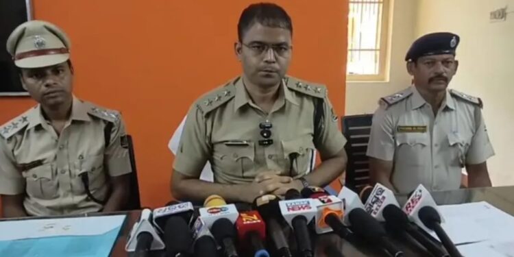 ଗଜପତି ଜିଲ୍ଲା ଗଞ୍ଜେଇ ଚୋରା ଚାଲାଣ ମାମଲାରେ ପୂର୍ବତନ ସରପଞ୍ଚ ତଥା ରାଜ୍ୟ ବିଜେଡ଼ି ସମ୍ପାଦକ ମୋସା ମାଝୀ ଗିରଫ,କୋର୍ଟ ଚାଲାଣ