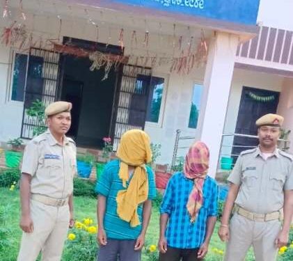 ଶିକାର କରିବାକୁ ଡାକି ନେଇ ଯୁବକ କୁ ଗୁଳି କରି ହତ୍ୟା ଘଟଣା : ଦୁଇ ଜଣ ଗିରଫ – ଦୁଇ ଦେଶୀ ବନ୍ଧୁକ ଜବତ
