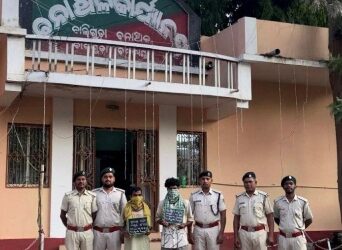 ଦୁଇ ଶିକାରୀ ଙ୍କୁ ଗିରଫ କରିବା ସହ ଦୁଇଟି ଦେଶୀ ବନ୍ଧୁକ ଜବତ