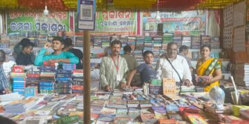 ଠାକୁରାଣୀ ଯାତ୍ରା ଅବସରରେ କମଳା ପ୍ରକାଶିନୀ ବହି ଷ୍ଟଲରେ ପ୍ରବଳ ଭିଡ଼