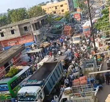 ନୟାଗଡ଼ ରୋଡ଼ ଉପରେ ପରିବା ଗୋଦାମ : ପ୍ରଶାସନ ଉଦାସିନତା ପାଇଁ ଟ୍ରାଫିକ ଜାମ୍