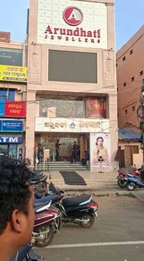ଅରୁନ୍ଧତୀ ଜୁଏଲାରୀ ଆଗରେ କର୍ମଚାରୀଙ୍କ ହୋହଲ୍ଲା