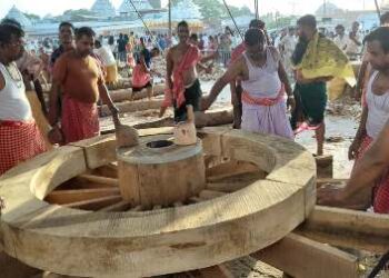 ଆଜି ତିନିରଥ ନାହାକା ତୁମ୍ବ ଅଖ ବିନ୍ଧରେ ପନ୍ଦାରି ଏବଂ ବଳା ପିନ୍ଧା ଅନୁକୂଳ ସମ୍ପନ୍ନ