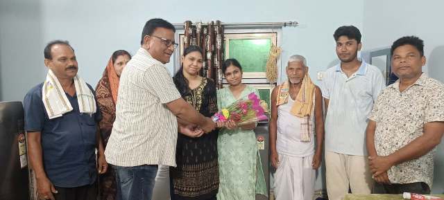 ଓଡ଼ିଶା ପ୍ରଶାସନିକ ସେବା ପରୀକ୍ଷାରେ ସଫଳତା ପାଇ ଥିବା ଶ୍ୱେତା ସୁଚରିତାଙ୍କୁ ସମ୍ବର୍ଦ୍ଧିତ କଲେ ରଣପୁର ବ୍ଲକ ବିଜେଡି ସଭାପତି