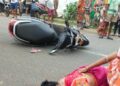 ବସ୍ ଧକ୍କାରେ ମହିଳା ସ୍କୁଟି ଚାଳକ ମୃତ, ସ୍ଥାନୀୟ ଲୋକଙ୍କ ଜାତୀୟ ରାଜପଥ ଅବରୋଧ