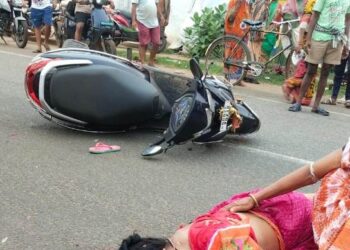 ବସ୍ ଧକ୍କାରେ ମହିଳା ସ୍କୁଟି ଚାଳକ ମୃତ, ସ୍ଥାନୀୟ ଲୋକଙ୍କ ଜାତୀୟ ରାଜପଥ ଅବରୋଧ