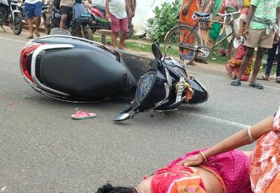 ବସ୍ ଧକ୍କାରେ ମହିଳା ସ୍କୁଟି ଚାଳକ ମୃତ, ସ୍ଥାନୀୟ ଲୋକଙ୍କ ଜାତୀୟ ରାଜପଥ ଅବରୋଧ