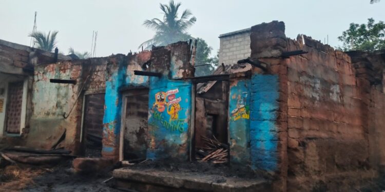 ଘରପୋଡି ରେ ଦୁଇ ପରିବାର ସର୍ବସ୍ବାନ୍ତ