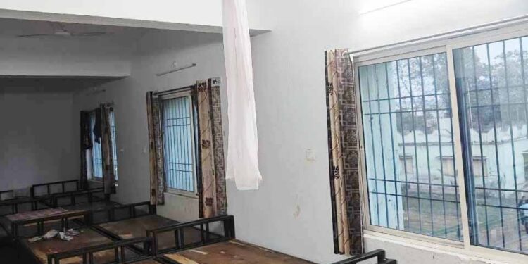 ହଷ୍ଟେଲରେ ଛାତ୍ରୀଙ୍କ ଆତ୍ମହତ୍ୟା : ଅଧିକ୍ଷକଙ୍କ ମନମୁଖୀ କାର୍ଯ୍ୟକଳାପରୁ ଆତ୍ମହତ୍ୟା ଅଭିଯୋଗ