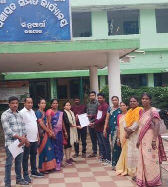 ସରପଞ୍ଚ ଚାମେଲୀ ଓଝାଙ୍କୁ ନ୍ୟାୟ ପ୍ରଦାନ ପାଇଁ ଅଣ୍ଟା ଭିଡ଼ିଲା ସରପଞ୍ଚ ସଂଘ : ବିଡ଼ିଓଙ୍କୁ ଦାବିପତ୍ର ପ୍ରଦାନ