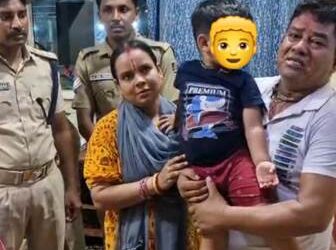 ଶ୍ରୀମନ୍ଦିର ରେ ହଜିଯାଇଥିବା ଶିଶୁପୁତ୍ର କୁ ପୋଲିସ ପିତାମାତା ଙ୍କୁ ହସ୍ତାନ୍ତର କଲା