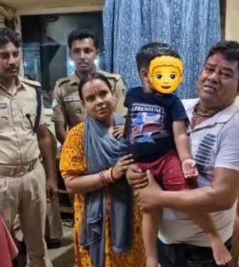 ଶ୍ରୀମନ୍ଦିର ରେ ହଜିଯାଇଥିବା ଶିଶୁପୁତ୍ର କୁ ପୋଲିସ ପିତାମାତା ଙ୍କୁ ହସ୍ତାନ୍ତର କଲା
