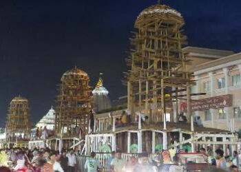 ତିନିରଥର ସିଂହାସନ ବେଦୀ ନିର୍ମାଣ ଶେଷ ପର୍ଯ୍ୟାୟରେ : ବେଦୀରେ ପଟା ପଡ଼ିବା କାର୍ଯ୍ୟ ଜାରୀ