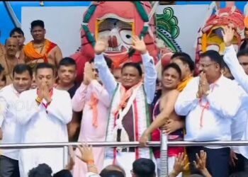 ଜଗନ୍ନାଥଙ୍କୁ ପଛ କରି ଭକ୍ତଙ୍କୁ ଦର୍ଶନ ଦେଲେ ମନ୍ତ୍ରୀ