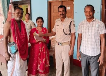 କର୍ଣ୍ଣାଟକ ମହିଳା ଭକ୍ତଙ୍କୁ ୱାଲେଟ ଫେରାଇଲା ସିଂହଦ୍ୱାର ପୋଲିସ