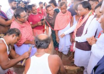 ରଥଖଳାରେ ରଥନିର୍ମାଣ ଶୈଳୀ ଦେଖିଲେ ମୂଖ୍ଯମନ୍ତ୍ରୀ