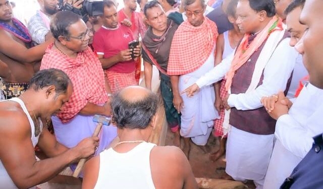 ରଥଖଳାରେ ରଥନିର୍ମାଣ ଶୈଳୀ ଦେଖିଲେ ମୂଖ୍ଯମନ୍ତ୍ରୀ