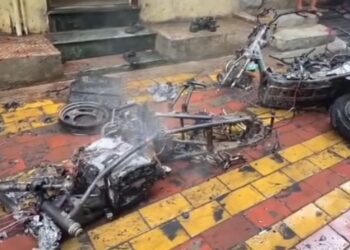 Pimpri-Chinchwad : E-scooters caught fire while charging; Three two-wheelers burnt, one seriously injured in building fire