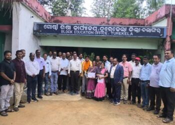 ଶିକ୍ଷା ଦୀପ ଜାଳି ଅବସର : ତୁରେକେଲାରେ ଗୁରୁଜନଙ୍କୁ ସ୍ନେହ-ସମ୍ମାନରେ ବିଦାୟ