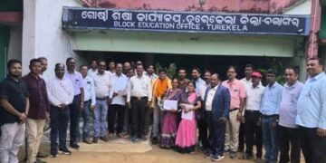 ଶିକ୍ଷା ଦୀପ ଜାଳି ଅବସର : ତୁରେକେଲାରେ ଗୁରୁଜନଙ୍କୁ ସ୍ନେହ-ସମ୍ମାନରେ ବିଦାୟ