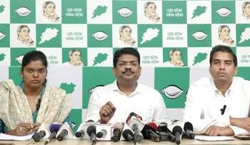 ତ୍ରୁଟିପୂର୍ଣ୍ଣ ବହିକୁ ନେଇ ବର୍ଷିଲା ବିଜେଡି