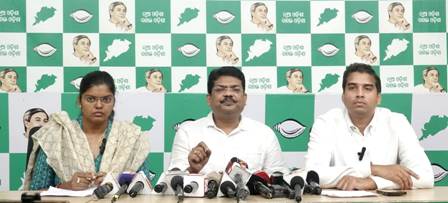 ତ୍ରୁଟିପୂର୍ଣ୍ଣ ବହିକୁ ନେଇ ବର୍ଷିଲା ବିଜେଡି