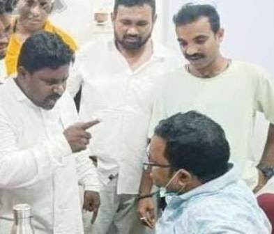 କାଶୀନଗର ଡାକ୍ତରଖାନାରେ ବ୍ୟାପକ ଅବ୍ୟବସ୍ଥା କୁ ନେଇ ଡାକ୍ତରଙ୍କୁ ଘେରାଉ