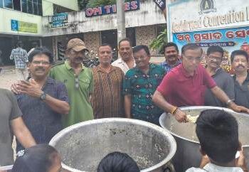ପାରଳାଖେମୁଣ୍ଡି ମହାରାଜାଙ୍କ ବାଳକ ଉଚ୍ଚ ବିଦ୍ୟାଳୟର ୧୯୮୩ ବ୍ୟାଚ ଛାତ୍ର ମାନଙ୍କ ତରଫରୁ ପ୍ରସାଦ ବଣ୍ଟନ