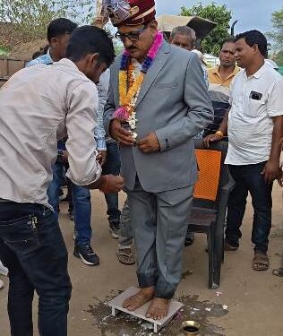 ଭଲ ଶିକ୍ଷକର ଆଖ୍ୟା ଅର୍ଜନ କରିଥିବା ବରିଷ୍ଠ ଶିକ୍ଷକଙ୍କୁ ବିଦାୟୀ ସମ୍ୱର୍ଦ୍ଧନା