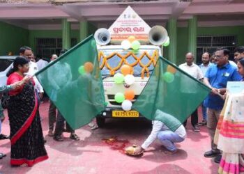 ନୟାଗଡ଼ ଜିଲ୍ଲାପାଳଙ୍କ କାର୍ଯ୍ୟାଳୟରେ ‘ପ୍ରଧାନମନ୍ତ୍ରୀ ଫସଲ ବୀମା ଯୋଜନା’ ସଚେତନତା ରଥର