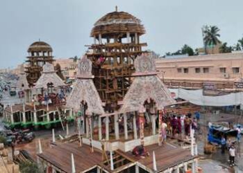ଦୁଆର ବେଢା ଉପରେ ଚନ୍ଦ୍ରଶାଳୀରେ ଧ୍ୱଜବତା ସଂଯୋଗ ସାରଥୀ ଓ ଘୋଡା ରଙ୍ଗ କାର୍ଯ୍ଯ ଜାରୀ