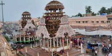 ଦୁଆର ବେଢା ଉପରେ ଚନ୍ଦ୍ରଶାଳୀରେ ଧ୍ୱଜବତା ସଂଯୋଗ ସାରଥୀ ଓ ଘୋଡା ରଙ୍ଗ କାର୍ଯ୍ଯ ଜାରୀ