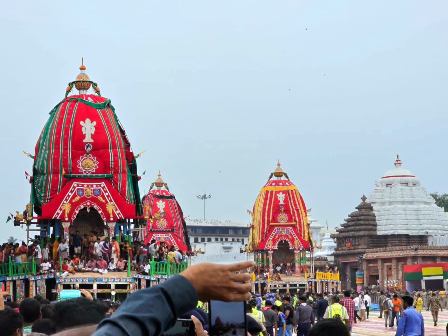 ଅଳ୍ପ ଗଡି ତିନିରଥ ରହିଲା : ମରଚିକୋଟ ତାଳଧ୍ବଜ, ଶ୍ରୀମନ୍ଦିର କାର୍ଯ୍ଯାଳୟରେ ଦର୍ପଦଳନ ସିଂହଦ୍ୱାର ଠାରେ ନନ୍ଦିଘୋଷ ଅଟକିଛି