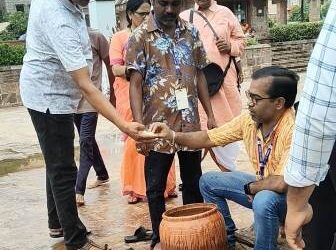 ଜିଲ୍ଲା ପ୍ରଶାସନ ପକ୍ଷରୁ ରସଗୋଲା ବଣ୍ଟନ : ଧନ୍ୟବାଦ ଜଣାଇଲେ ଶ୍ରଦ୍ଧାଳୁ