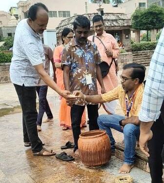 ଜିଲ୍ଲା ପ୍ରଶାସନ ପକ୍ଷରୁ ରସଗୋଲା ବଣ୍ଟନ : ଧନ୍ୟବାଦ ଜଣାଇଲେ ଶ୍ରଦ୍ଧାଳୁ