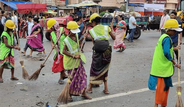 ସଫେଇ କର୍ମଚାରୀଙ୍କ କାର୍ଯ୍ୟକୁ ସାଧାରଣରେ ପ୍ରଶଂସା : ପ୍ରଶାସନ ନୀରବ !!