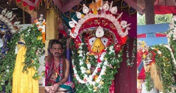 ରଣପୁର ଚକାଶିଳା କ୍ଷେତ୍ରରେ ଲକ୍ଷାଧିକ ଭକ୍ତ ରୂପା ବେଶ ରେ ସଜେଇ ହେଲେ ତିନି ଠାକୁର ଶ୍ରୀଜିଉଙ୍କ ଦର୍ଶନ ପାଇ ପ୍ରବଳ ଭିଡ