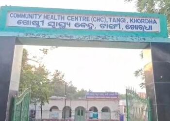ଭୟଭୀତ ପରିବେଶ ମଧ୍ୟରେ ଟାଙ୍ଗୀ ଗୋଷ୍ଠୀ କେନ୍ଦ୍ର ର କେତେକ କର୍ମଚାରୀ କାର୍ଯ୍ୟ କରୁଛନ୍ତି