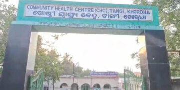 ଭୟଭୀତ ପରିବେଶ ମଧ୍ୟରେ ଟାଙ୍ଗୀ ଗୋଷ୍ଠୀ କେନ୍ଦ୍ର ର କେତେକ କର୍ମଚାରୀ କାର୍ଯ୍ୟ କରୁଛନ୍ତି