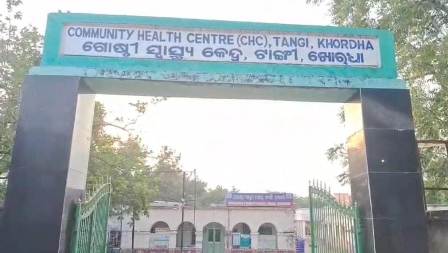 ଭୟଭୀତ ପରିବେଶ ମଧ୍ୟରେ ଟାଙ୍ଗୀ ଗୋଷ୍ଠୀ କେନ୍ଦ୍ର ର କେତେକ କର୍ମଚାରୀ କାର୍ଯ୍ୟ କରୁଛନ୍ତି