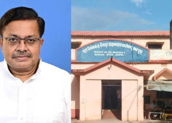 ବାଣପୁର ସବ୍-ରେଜିଷ୍ଟ୍ରାରଙ୍କ ବଦଳି କେବେ! କାର୍ଯ୍ୟକଳାପକୁ ନେଇ ବଢ଼ୁଛି ଜନଅସନ୍ତୋଷ, ଉଠୁଛି ବିଭିନ୍ନ ପ୍ରଶ୍ନ