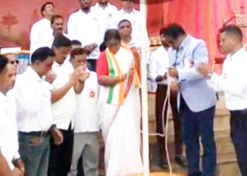 ରାଜ୍ୟ ବିଧାନସଭା ବାଚସ୍ପତି ନିଜେ ସରକାରୀ ଆଇନ ଭାଙ୍ଗୁଛନ୍ତି : ଜାତୀୟ ପତାକା ଉତ୍ତୋଳନ ବେଳେ ଅଘଟଣ