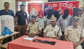 ଡାକ୍ତରଙ୍କ ଗାଡ଼ିରେ ଗଞ୍ଜେଇ ଚାଲାଣ ବେଳେ ଧରିଲା ପୋଲିସ