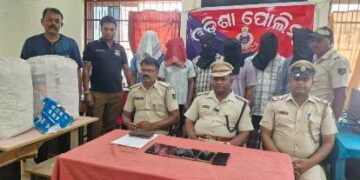ଡାକ୍ତରଙ୍କ ଗାଡ଼ିରେ ଗଞ୍ଜେଇ ଚାଲାଣ ବେଳେ ଧରିଲା ପୋଲିସ